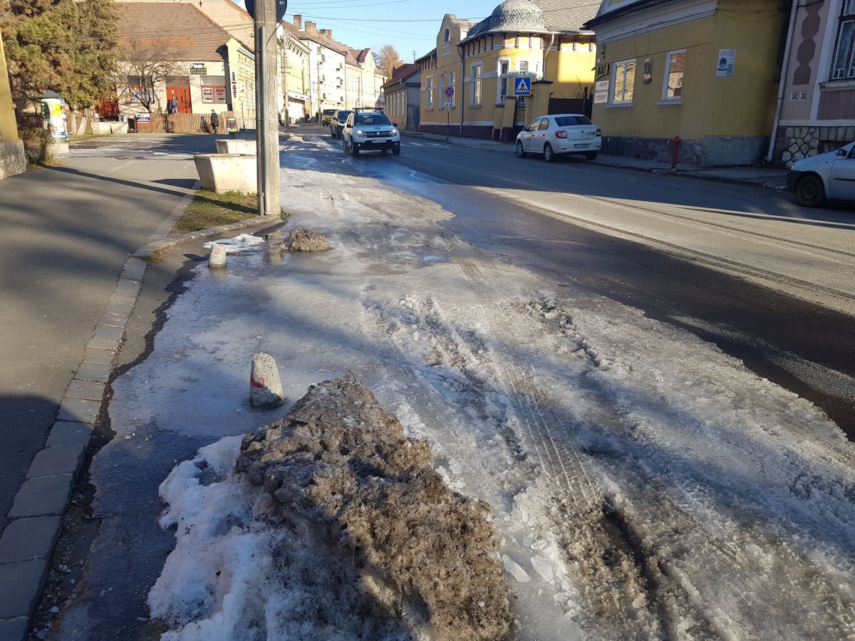 Jégpálya létesült a Kossuth szobor előtt. Senki nem örül neki 
