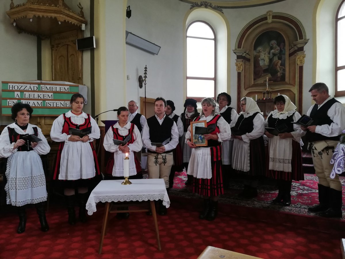 Az alfalvi hagyományőrzők a felvidéki Jánok templomában. Adventi szokást mutattak be a 17. Nemzetközi Betlehemes Találkozón •  Fotó: Pethő Melánia