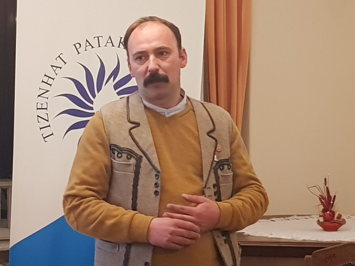 Kincses Kálmán szerint a viselet tartást ad, és a ruhaválasztást is megkönnyíti •  Fotó: Balázs Katalin