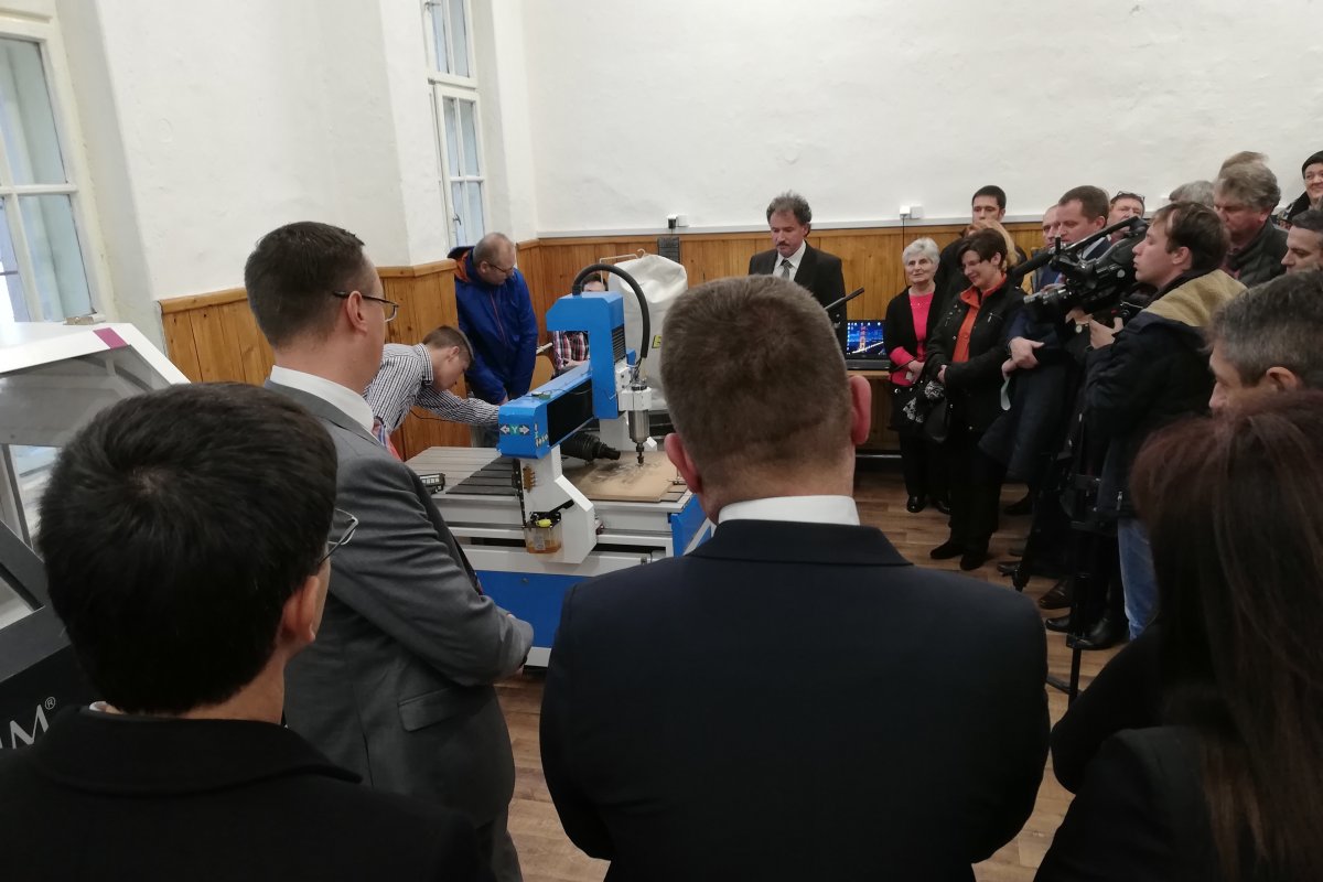 Számítógép vezérlésű (CNC) szerszámgépekkel felszerelt tanműhelyt és mechatronikai szaktermet avattak Gyergyószentmiklóson •  Fotó: Baricz-Tamás Imola