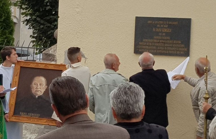 Márványtábla őrzi Dani Gergely plébános emlékét Gyergyószentmiklóson