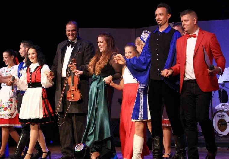 Génsebészetet tanul, és a Budapesti Showszínházzal énekel