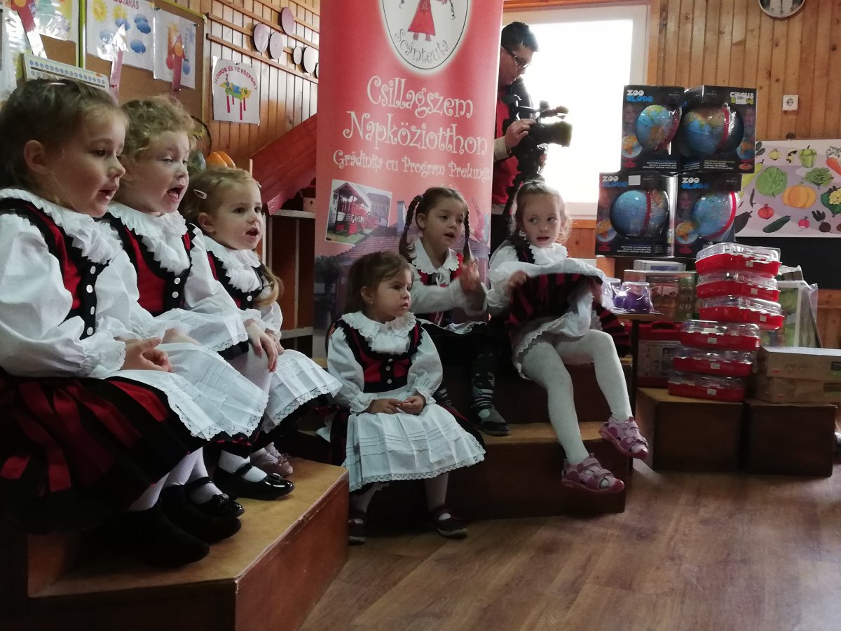 Az új eszközöket, székely ruhákat ünnepség keretében vették át a napköziben •  Fotó: Pethő Melánia