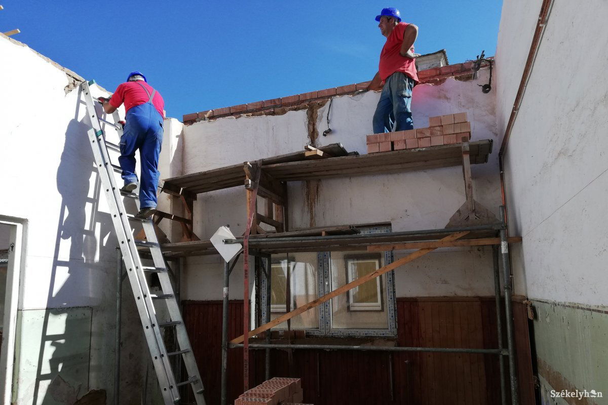 Két hónap alatt kell befejezzék a zajló munkafázist a kivitelezők • Fotó: Pethő Melánia