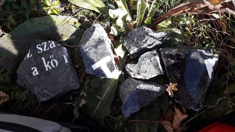 A szikla tövében találták meg az emléktábla darabjait •  Fotó: Hargita Megye Tanácsának Hegyi és Barlangimentő Közszolgálata