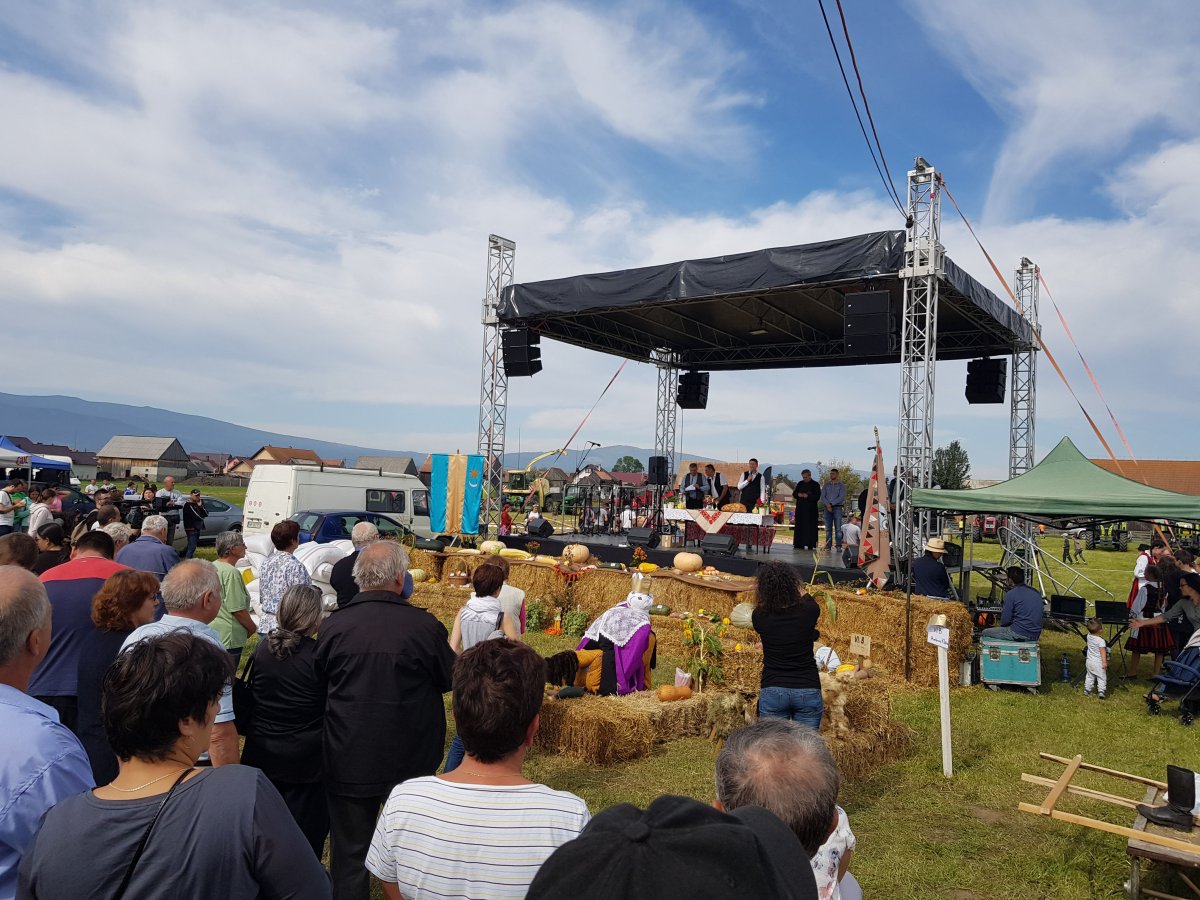 Nem csak a gazdáké, hanem az egész falué az ünnep. Idén már egész Gyergyószéké volt