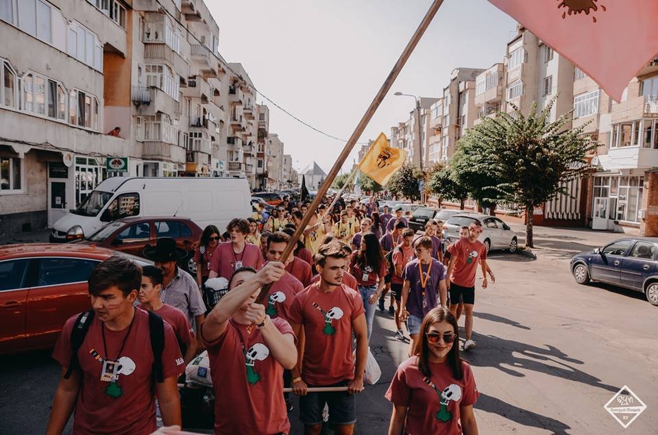 Ifinapos felvonulás a Szent István parkból a Szeretetkonyháig. Idén is a rászorulóknak adományoztak a fiatalok •  Fotó: Gyergyói Ifinapok/Facebok