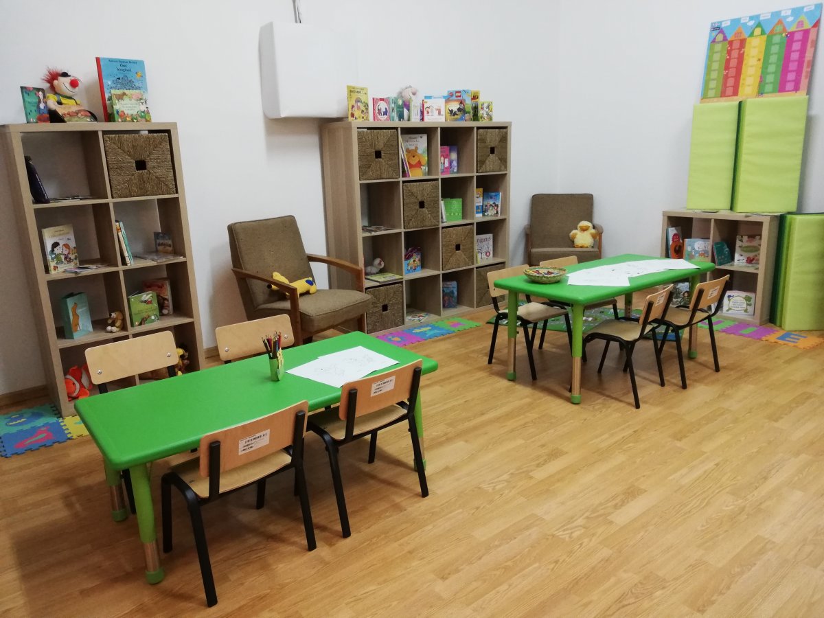 Kellemes környezet, hogy a legkisebbek is szívesen térjenek be a könyvtárba •  Fotó: Pethő Melánia