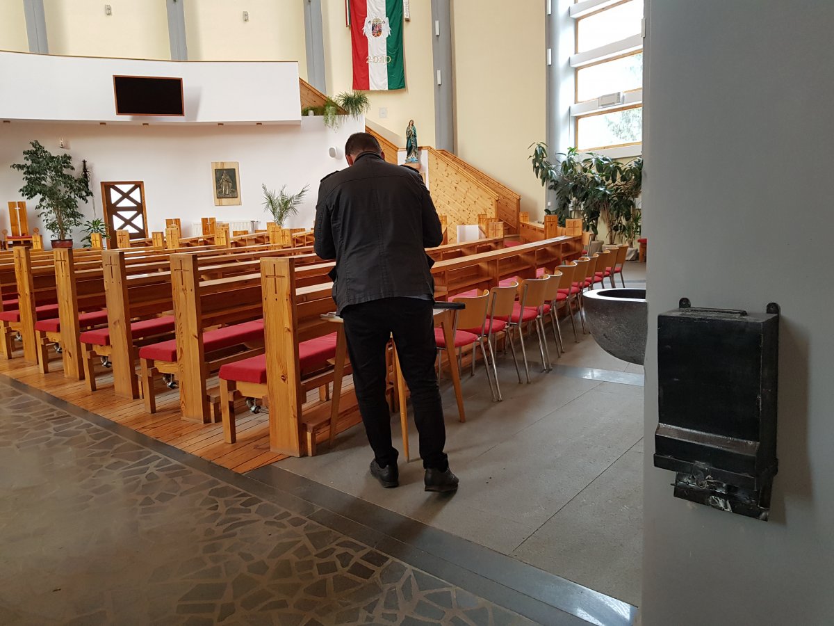 Ma már a hagyományos persely mellett sok erdélyi templomban adakozhatunk a bankkártya vagy az okostelefon odaérintésével •  Fotó: Balázs Katalin