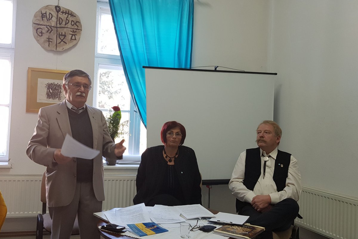 Borsos Géza szervező, Ambrus Ágnes ülésvezető és Patrubány Miklós, a konferencia védnöke 