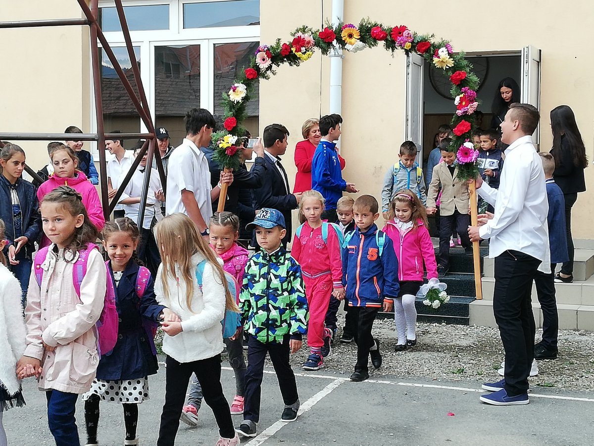 Virágkapun a betűk világába. A legkisebbek hagyományos beavatása a Fogarasyban •  Fotó: Pethő Melánia