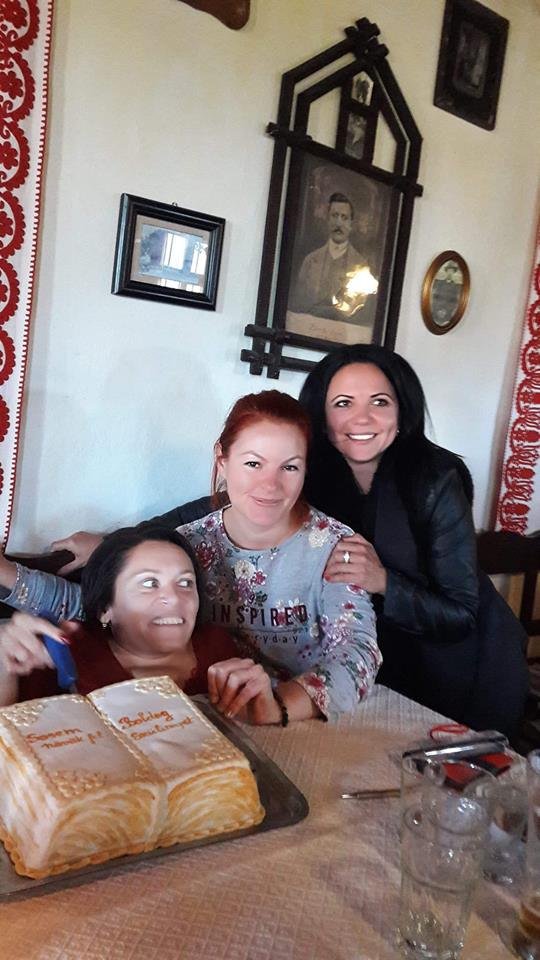 Könyv, torta a születésnapra. Vencsel Katalin, Nagyálmos Ildikó és Bajkó Csilla • Fotó: Vencsel Katalin Facebook-oldala 