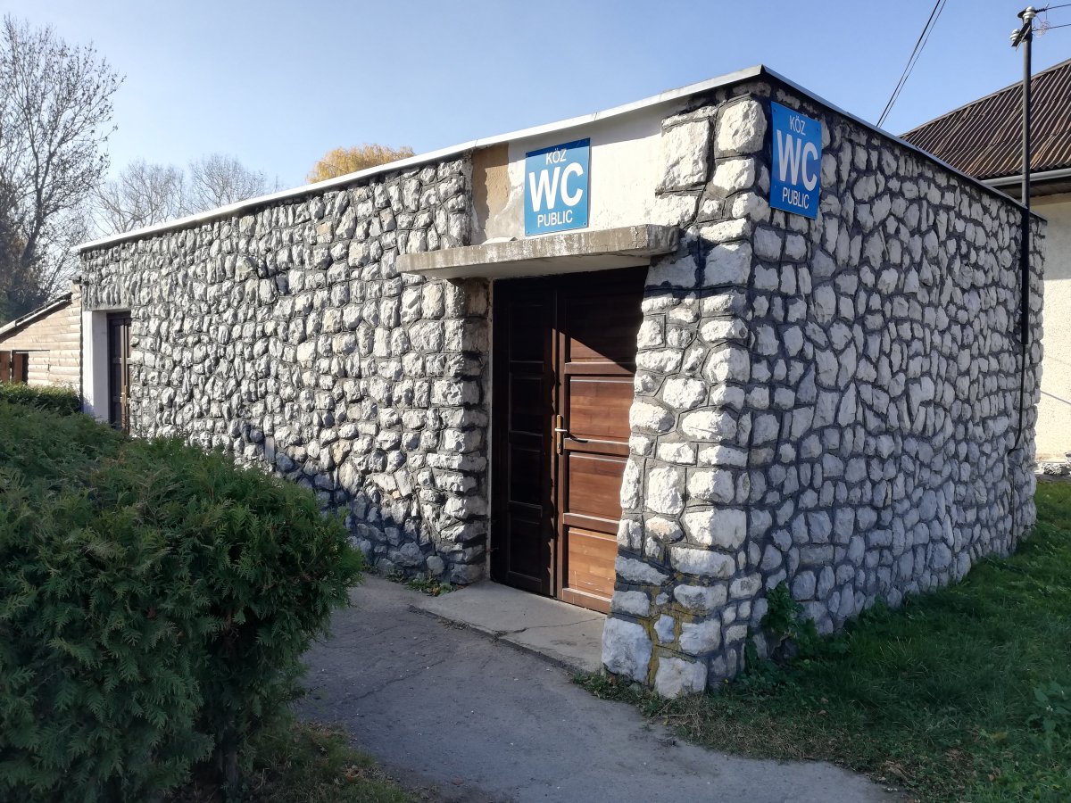 Gyergyószentmiklóson szükség volna a közvécé téli működtetésére is •  Fotó: Baricz-Tamás Imola