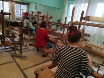 Bemutatják a hímzett és szőtt alkotásaikat