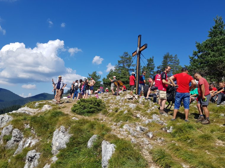 A hegyimentőknek állít emléket a Kis-Cohárdon állított kereszt