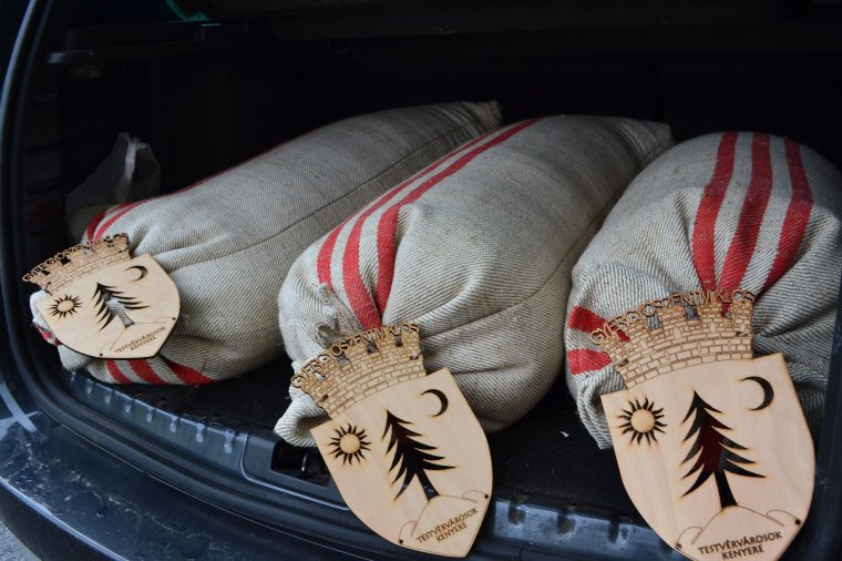 Tűzifa a gyergyói otthonnak testvérvárosi kenyerből