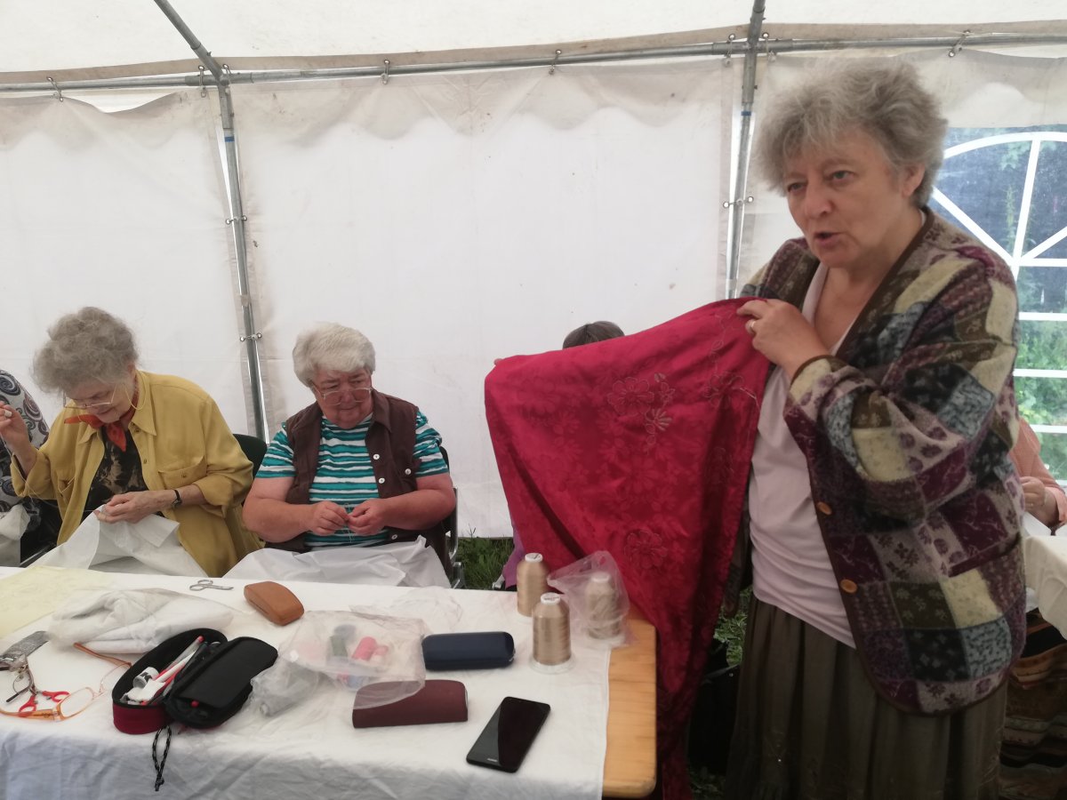 Kisné Portik Irén a Gránátalma Egyesület hímzőasszonyaival &bullet;  Fotó: Baricz-Tamás Imola