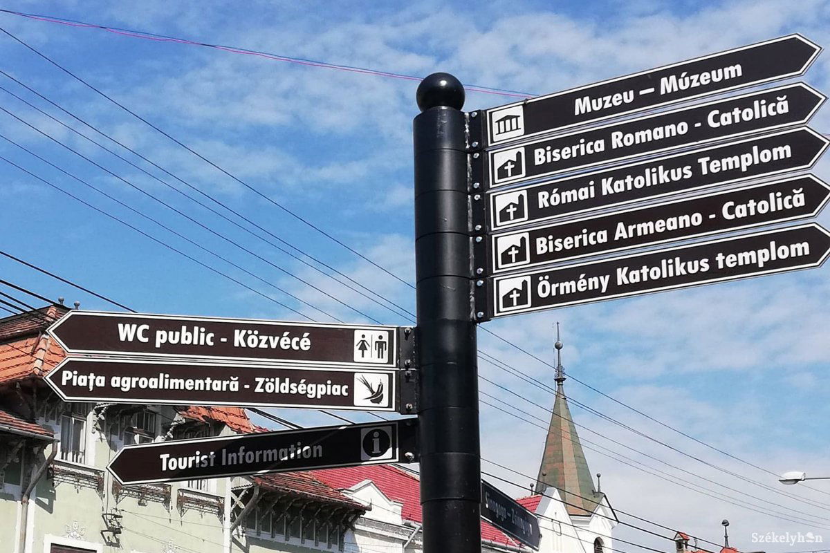 Táblák jelzik az irányt a közvécé felé. Azt viszont nem, hogy két nap zárva tart, és máskor is csak néhány órát van nyitva •  Fotó: Pethő Melánia
