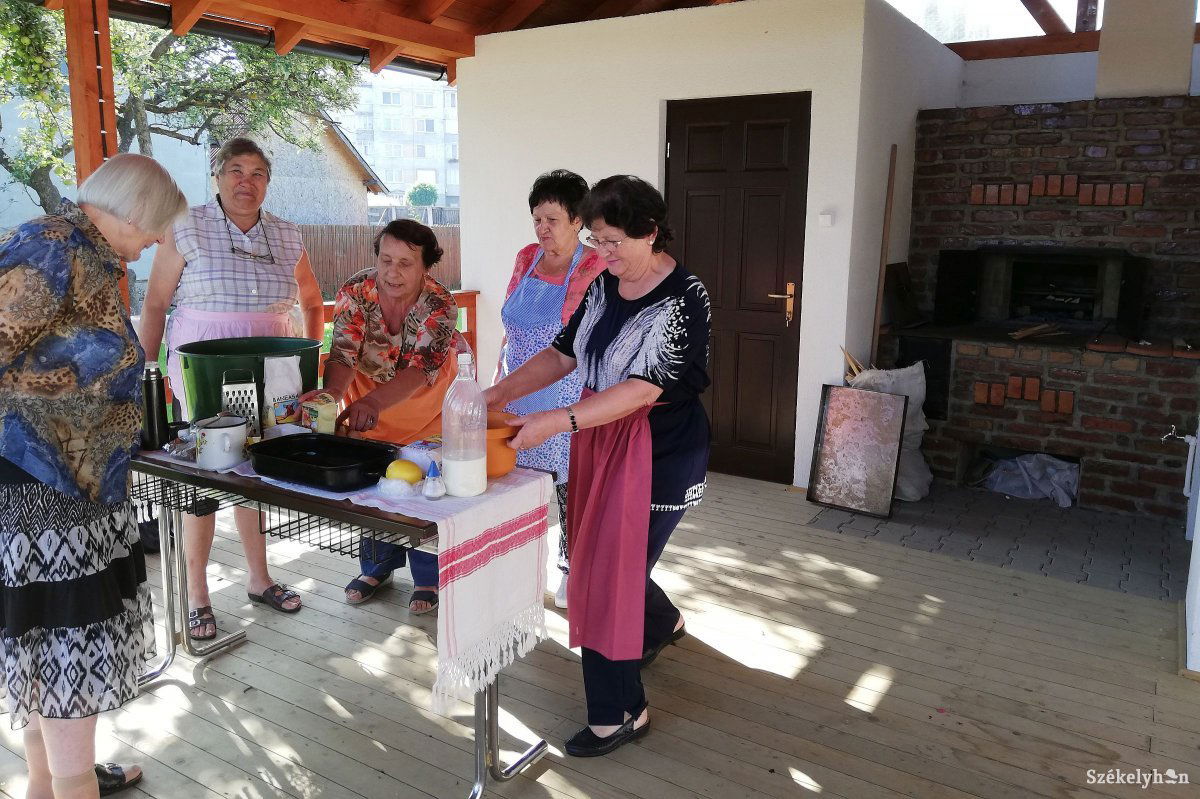 A sütés körül forgott az egész délelőtt &bullet;  Fotó: Tamás Gyopár