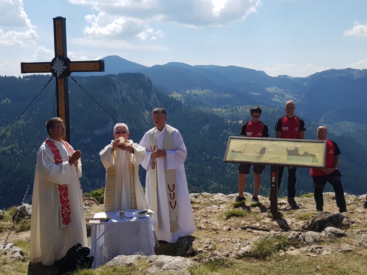 A Kis-Cohárd keresztje és vasalt útja egységest képez, hegyimentőknek állít emléket •  Fotó: Balázs Katalin