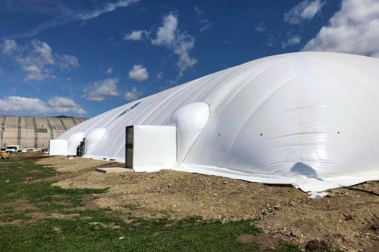 A sátortetős műjégpályán indul a korcsolyaoktatás Gyergyószentmiklóson