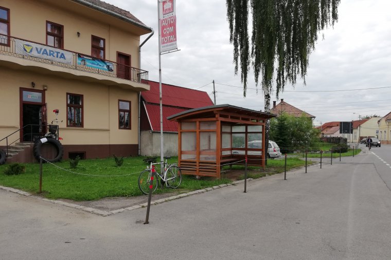 Bekerítették, így használhatatlan lett a buszmegálló