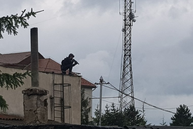 Fuldokolnak a könnygáztól a gyergyószentmiklósi csendőrlaktanya mellett élők