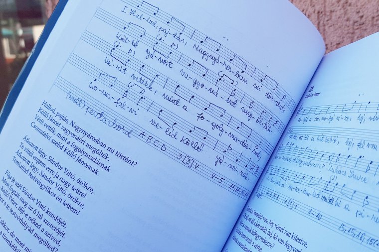 Kötetben a verses, énekes csomafalvi népköltészet