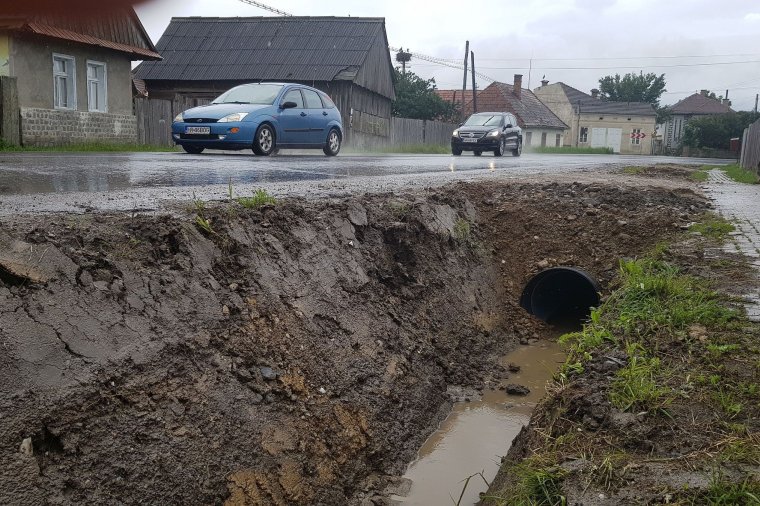 Árokmélyítéssel, csőcserével az ár ellen