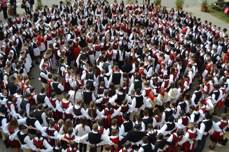 Kétség nem fér hozzá: a fiatalok szívesen magukra öltik a székely ruhát