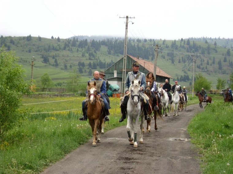 Akik huszár egyenruhában lovagolnak Csíksomlyóra