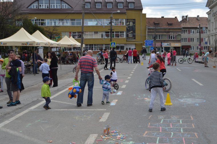 Egy napra a gyalogosok és kerékpárosok vehették birtokukba a gyergyószentmiklósi főteret