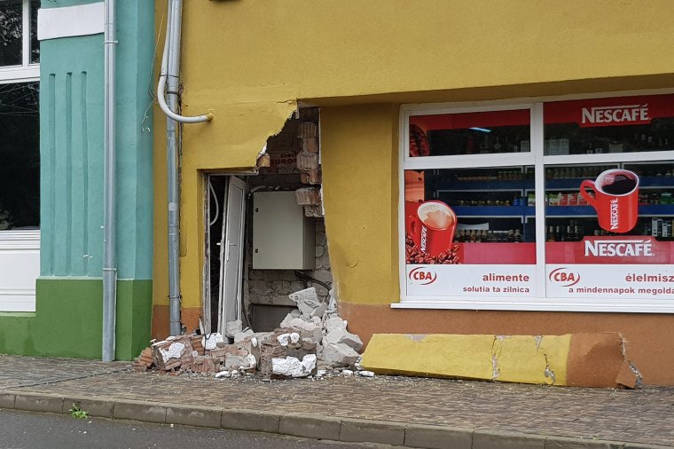 Nem szép, de ez van – még várni kell a beomlott fal újjáépítésére