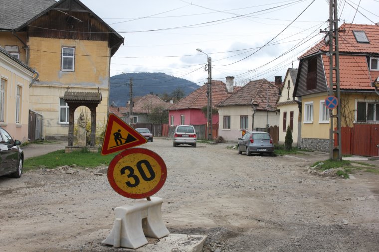 Olyan is lesz az utcafelújítás alatt, hogy az autókkal nem tudnak majd beállni az udvarokra