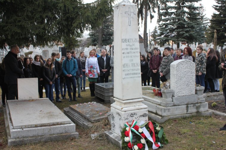 Koszorúzás Ferenczi György százados sírjánál
