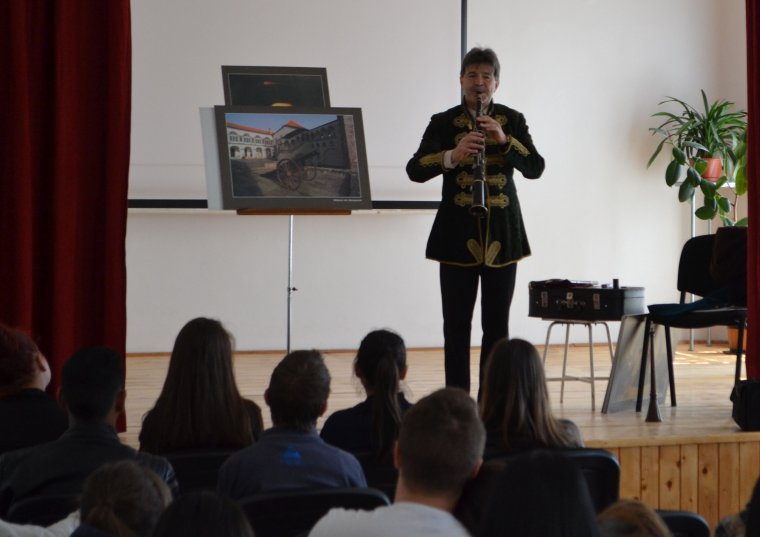 Rendhagyó történelemóra: a kuruc-korba enged betekintést Nagy Csaba a gyergyószéki iskolákban