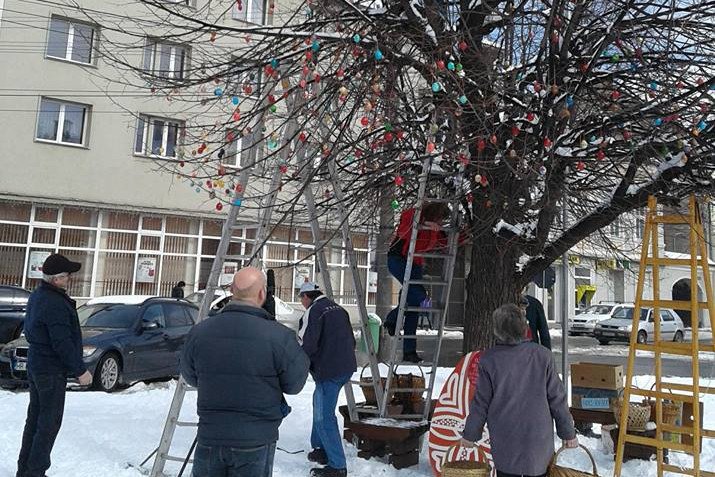 Megadták a módját: 1404 húsvéti tojással díszítették fel a fát