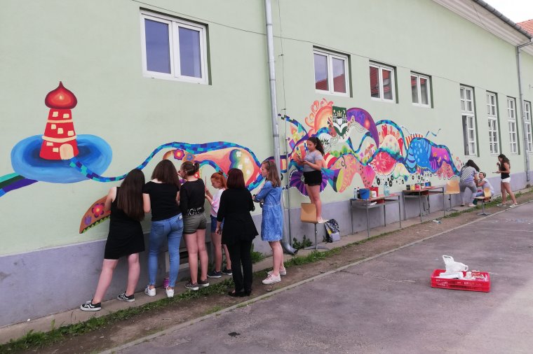 Formát öltő vonalak és minták az iskola falán