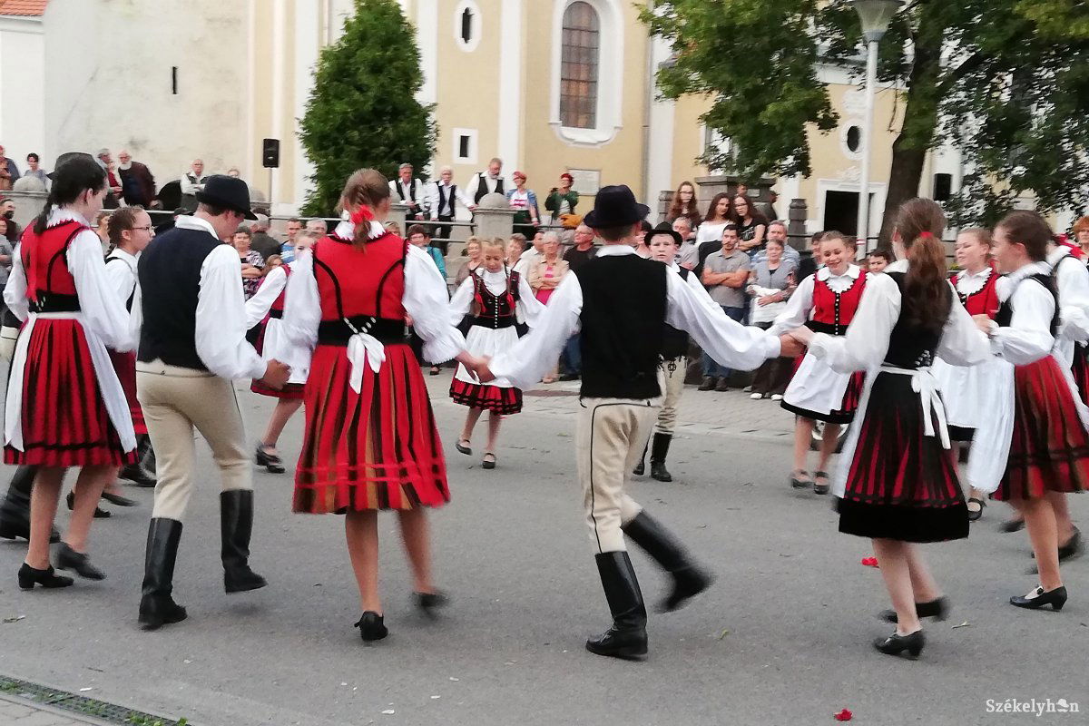 Tánc vezette fel a galériai rendezvényt •  Fotó: Tamás Gyopár