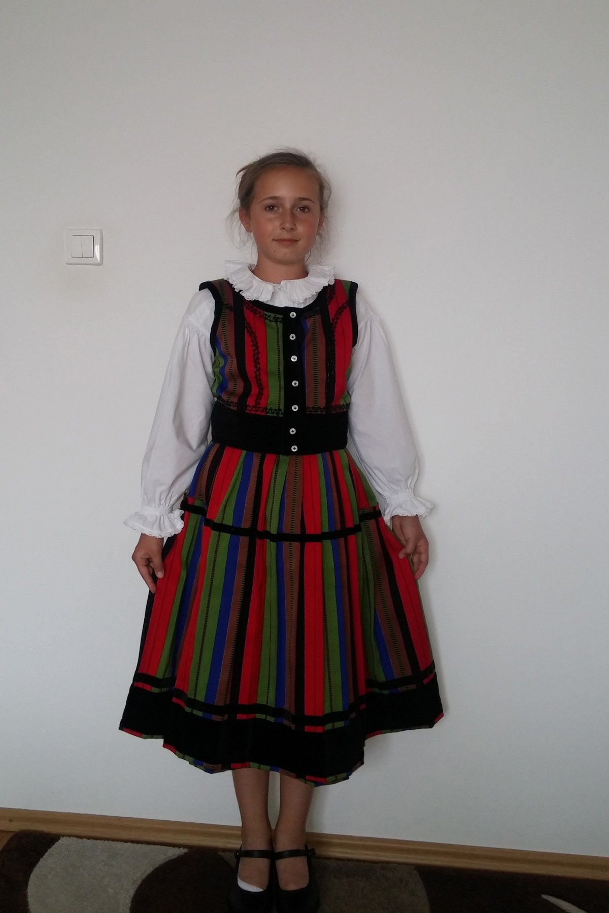 Antal Csenge a nemrég készült székelyruhájában nyerte az aranyminősítést •  Fotó: Antal Kinga