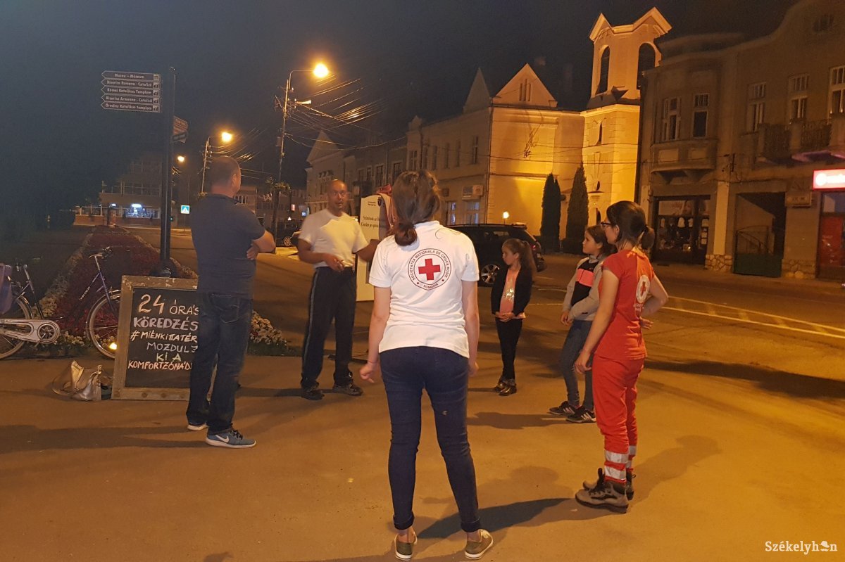 Egész nap és egész éjszaka mozgásban. Az adománygyűjtő vöröskeresztesek edzőtársak voltak •  Fotó: Balázs Katalin