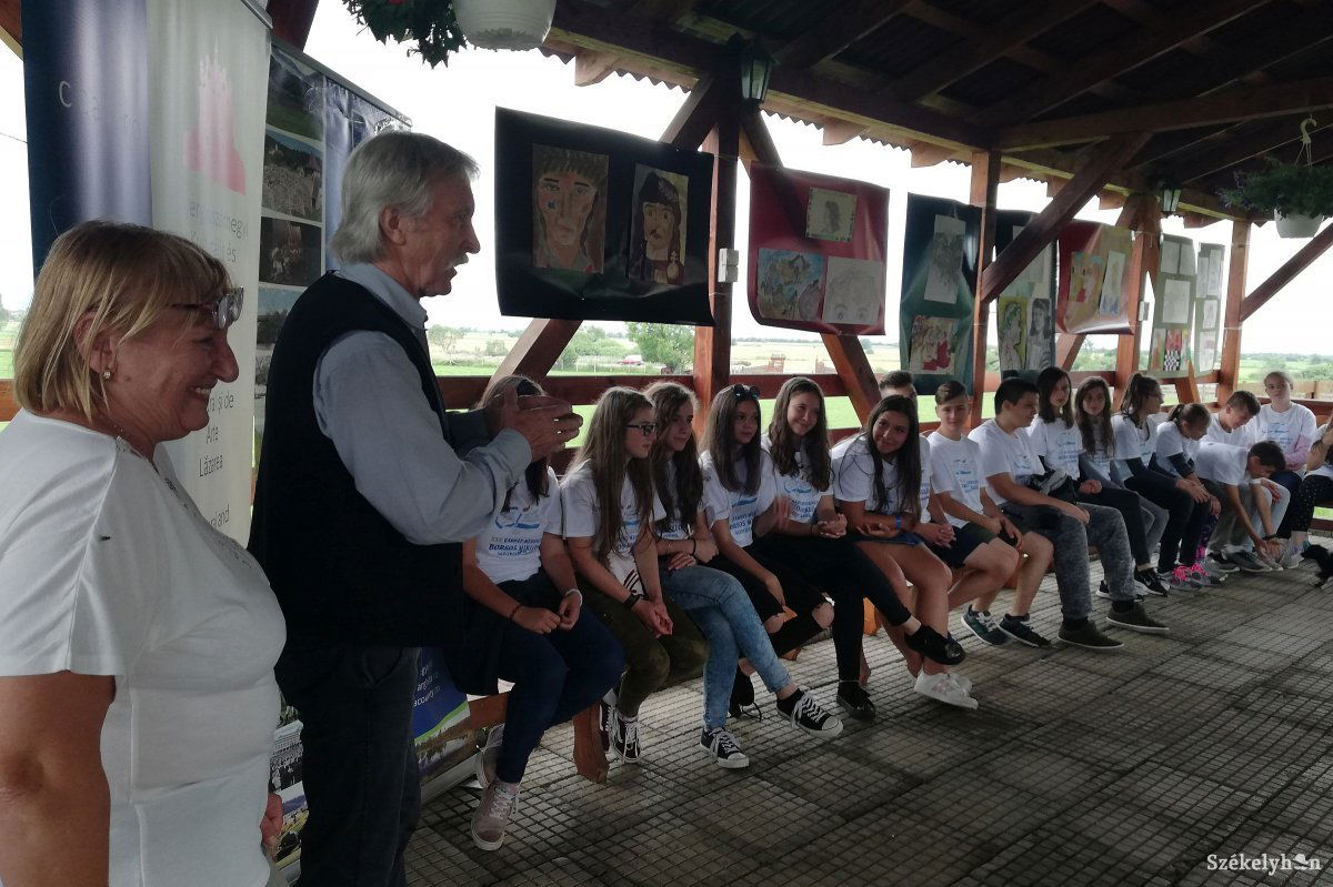 A negyedszázados tábor megnyitóján házi feladatot is kaptak a gyerekek • Fotó: Baricz-Tamás Imola