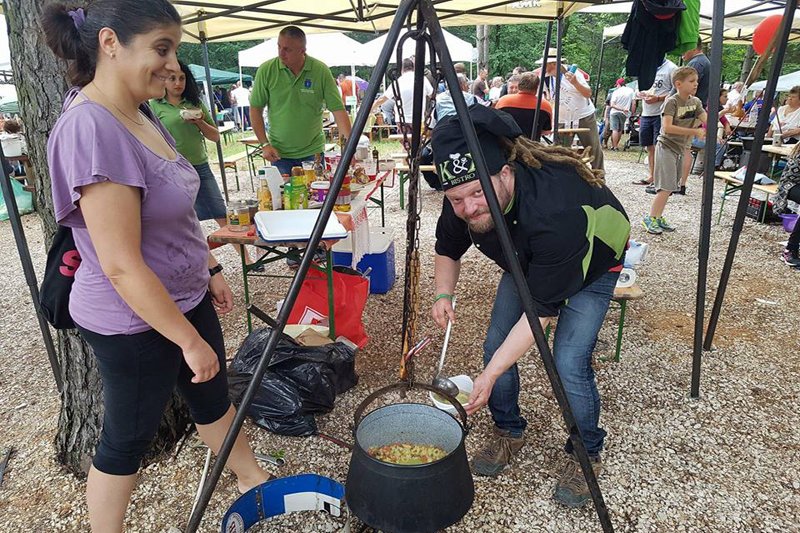 Ángádzsábur, hurut, hirip – a zsűri számára ismertelen hozzávalókból különdíjas levest főzőtt a gyergyói szakács • Fotó: Fórika Krisztina/Facebook