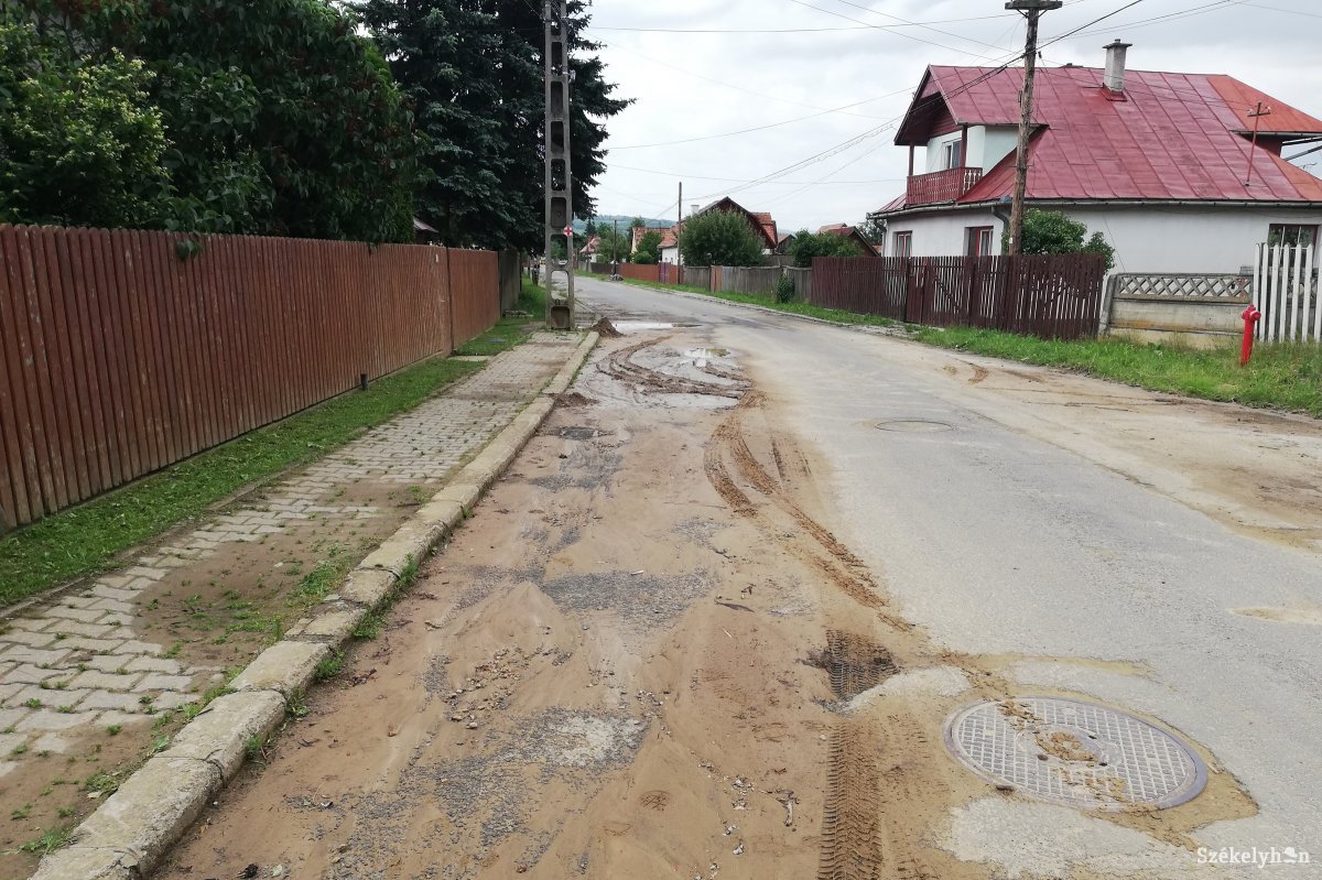 A Csiky-kert utcában esőzéskor az aszfalton áll a sár, az iszap &bullet;  Fotó: Baricz Tamás Imola