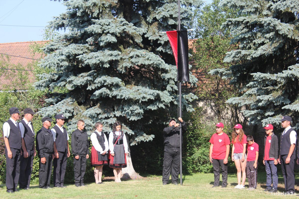 A csomafalvi faluünnepek hagyományos momentuma. A község zászlaját idén is felvonják • Fotó: Pethő Melánia