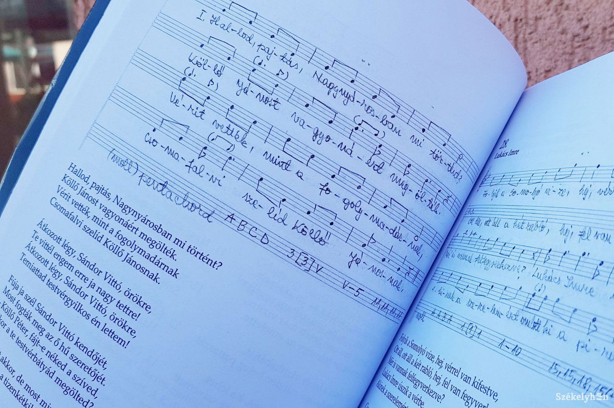 Kötetben a csomafalvi ember jelleme, hagyománya és élni akarása •  Fotó: Balázs Katalin