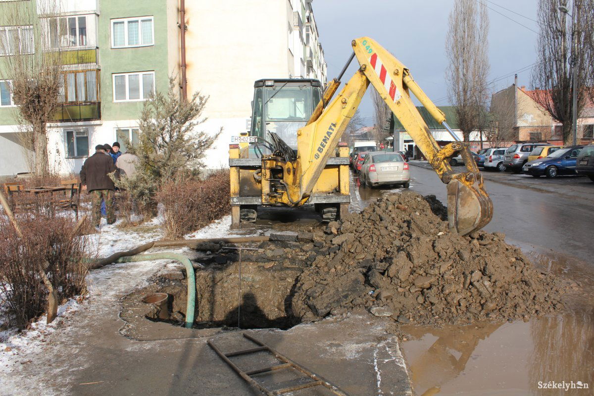 Jelenleg nem úgy haladnak a csőtörések javításával, ahogyan az elvárható lenne. Archív •  Fotó: Gergely Imre