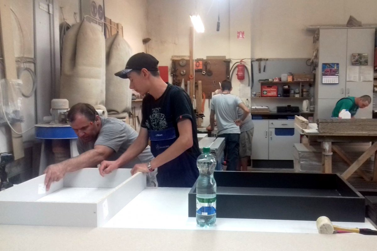 A bútorgyártás minden fázisába betekinthettek a diákok • Fotó: Román Sándor