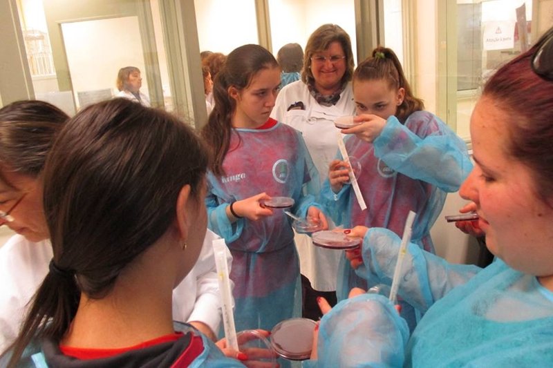 Mérések, kísérletek végzésével mélyítették a szakmai tudást • Fotó: Puskás Tivadar Szakközépiskola