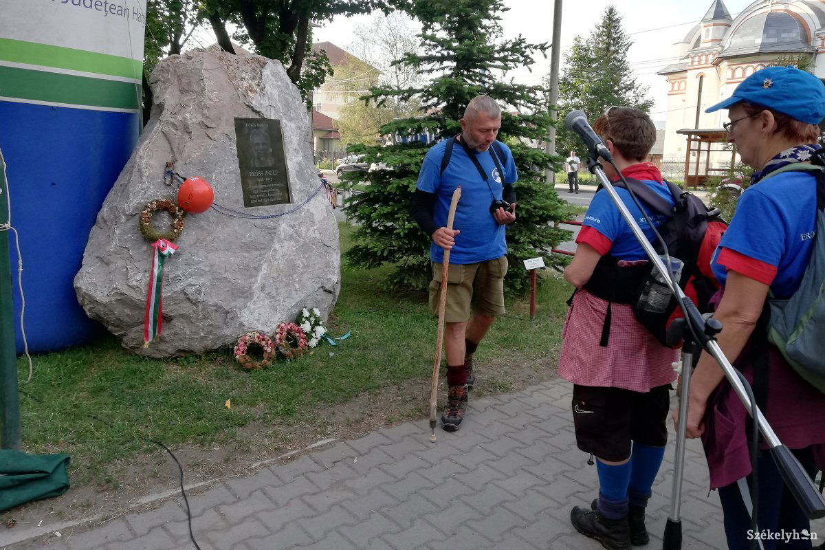 Több százan hajtottak fejet Erőss Zsoltra emlékezve &bullet;  Fotó: Baricz-Tamás Imola